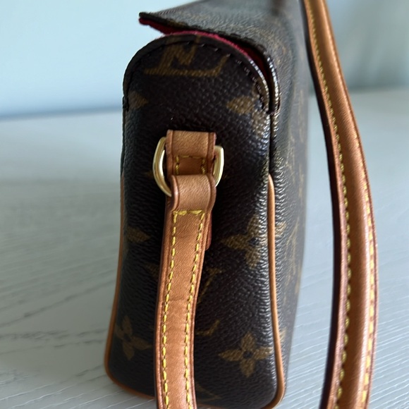 Original Louis Vuitton mini shoulder bag with red velvet interior. - Picture 6 of 7